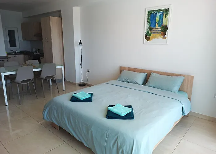 Seafront Studio Apartment San Paul\'S Bay